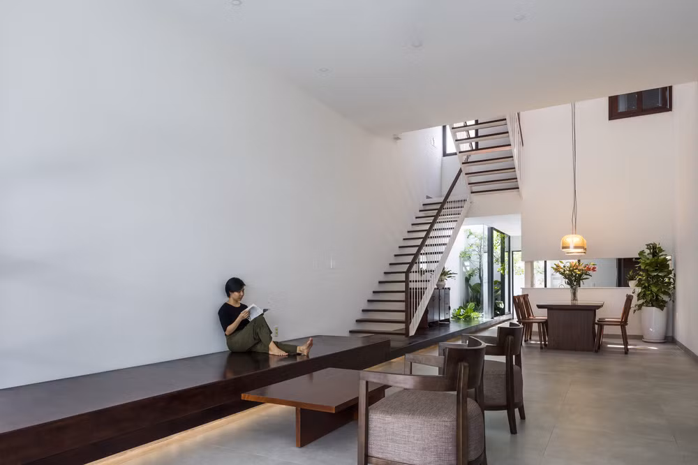 Nhìn bên ngoài, công trình giống như một ngôi nhà nhưng bên trong là 2 nhà riêng biệt