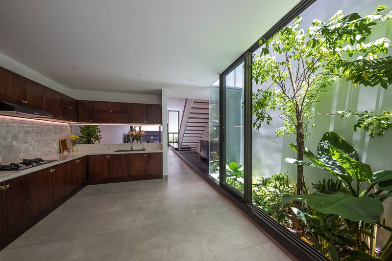  Nhà bếp tách thành khu riêng nhưng vẫn kết nối với phòng ăn và không gian sân sau.