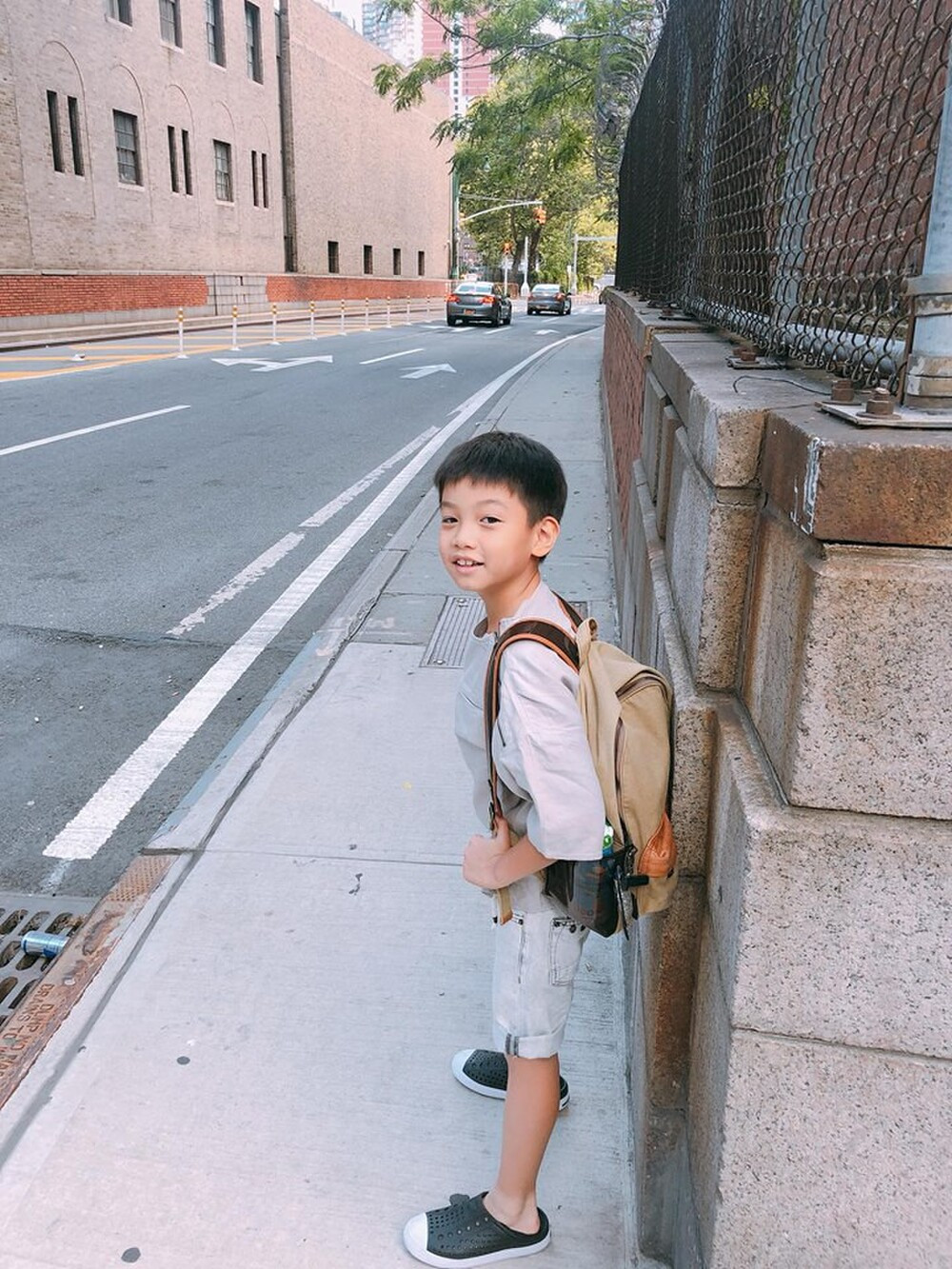 Số tiền này chưa bao gồm các tiền dịch vụ, học liệu (tài liệu học tập, sách vở, dụng cụ học tập…), ngoại khóa và các chi phí khác. Nếu tính tổng chi phí một năm thì con số phải “ngót nghét” nửa tỷ đồng. Ảnh: Saostar.