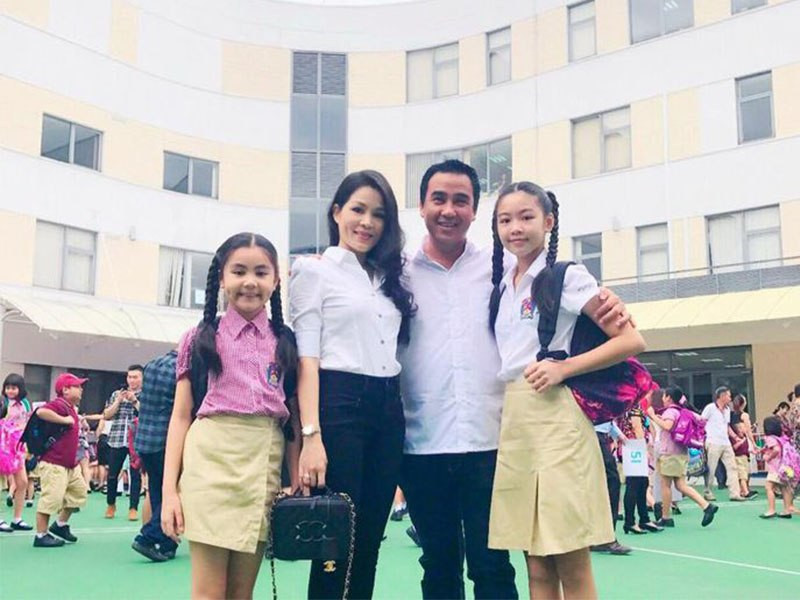 Chị Dạ Thảo - vợ Quyền Linh từng chia sẻ rằng mức học phí này là hợp lý bởi hai con được học theo tiêu chuẩn của nước Anh, cơ sở vật chất tiện nghi. Ảnh: Saostar