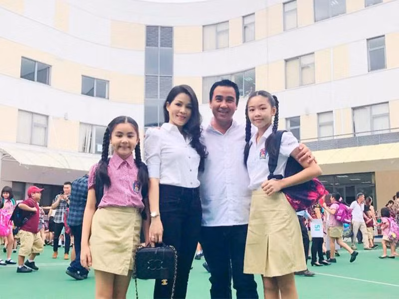 Chị Dạ Thảo - vợ Quyền Linh từng chia sẻ rằng mức học phí này là hợp lý bởi hai con được học theo tiêu chuẩn của nước Anh, cơ sở vật chất tiện nghi. Ảnh: Saostar