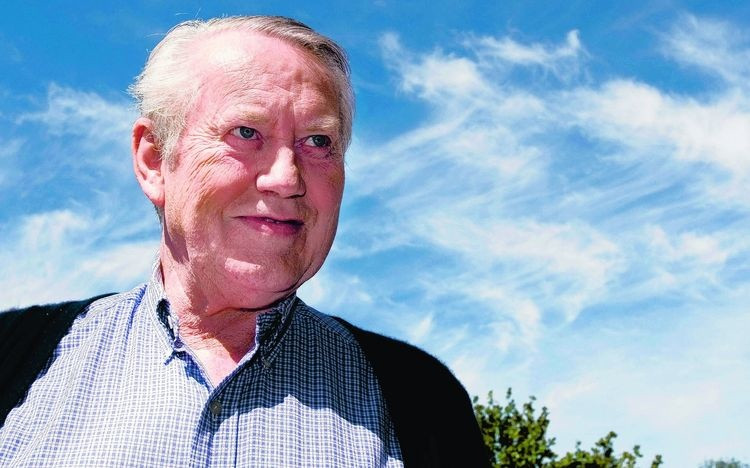 Tỷ phú Chuck Feeney cũng là 1 trong những tên tuổi đình đám từng ghé thăm Việt Nam vào năm 1998. Ông đã gây dựng khối tài sản khổng lồ sau khi đồng thành lập Duty Free Shoppers - tập đoàn vận hành hơn 420 cửa hàng miễn thuế tại 11 sân bay quốc tế.