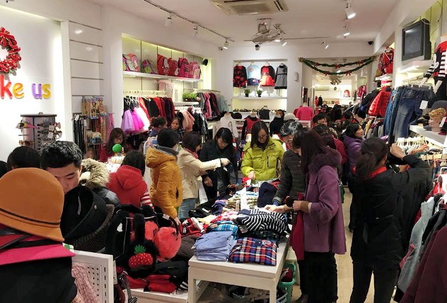 Trên thực tế, đây là một chiêu đánh vào tâm lý khách hàng. Cảm giác lựa chọn mặt hàng giảm giá trong đống đồ chất cao như núi sẽ khiến người mua thích thú và gia tăng nhu cầu mua sắm.