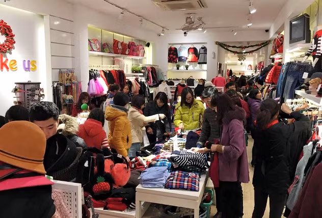 Trên thực tế, đây là một chiêu đánh vào tâm lý khách hàng. Cảm giác lựa chọn mặt hàng giảm giá trong đống đồ chất cao như núi sẽ khiến người mua thích thú và gia tăng nhu cầu mua sắm.