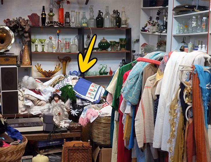 Thông thường, tại các cửa hàng quần áo, sản phầm được treo một cách đẹp đẽ hoặc gọn gàng theo từng tầng. Tuy nhiên, với mặt hàng giảm giá, cửa hàng thường đổ đống ở một góc cho khách hàng lựa chọn.