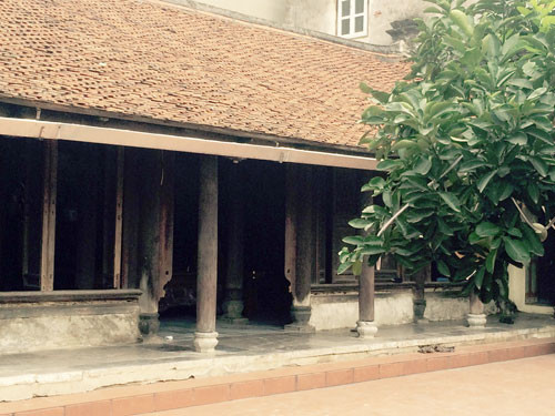 Những ngôi nhà rêu phong hàng trăm năm tuổi chính là hồn cốt, tạo nên nét đặc trưng riêng có của làng Cự Đà so với các làng quê khác. Ảnh: Hanoimoi.