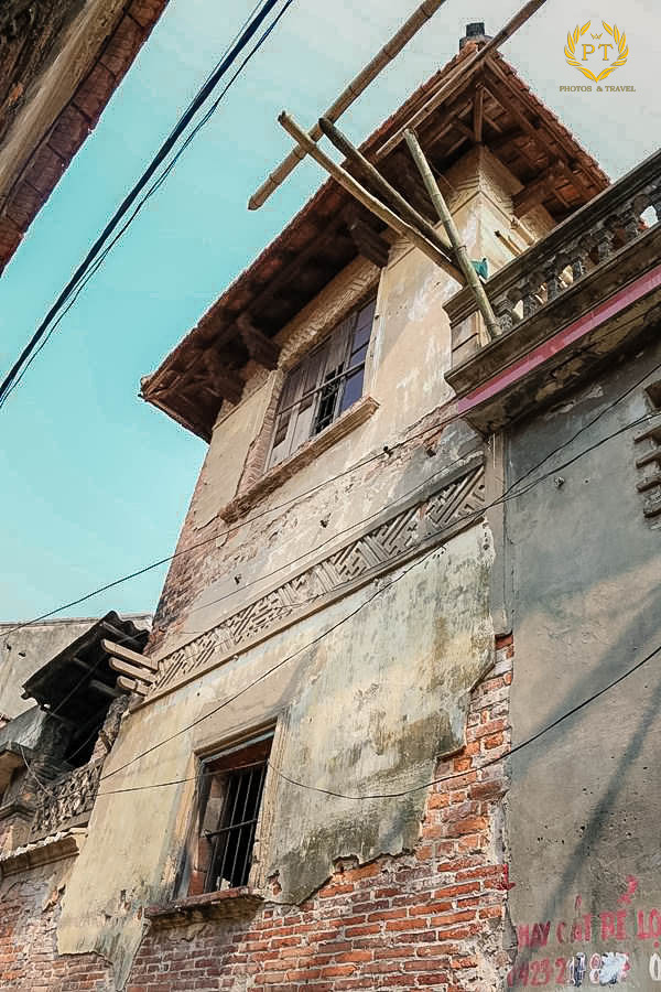 Căn nhà cổ 2 tầng của một thương gia giàu có trong làng đầu thế kỷ 20 đã nhuốm màu thời gian. Ảnh: Photostravel.