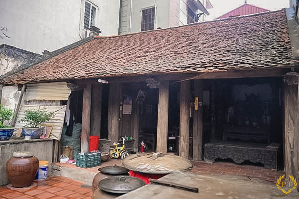 Ngôi nhà gỗ, lợp ngói đỏ, có sân rộng đặc trưng của vùng đồng bằng Bắc Bộ vẫn còn vẹn nguyên. Ảnh: Photostravel.