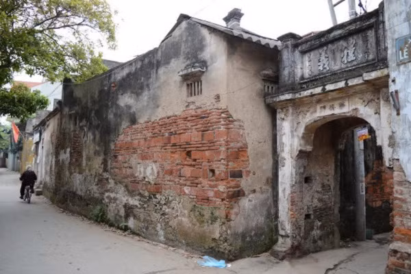 Cổng làng mang đậm nét rêu phong cổ kính. Ảnh: Suckhoedoisong