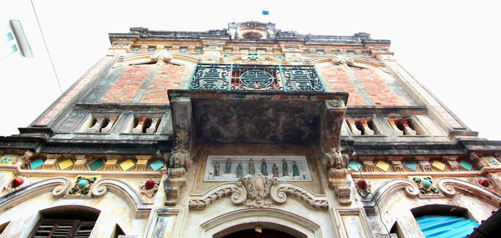 Xen kẽ đó là những ngôi nhà hai tầng mang nét kiến trúc Pháp vào đầu thế kỷ 20. Ảnh: Dulichcongvu.