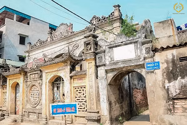 Một ngôi nhà mang kiến trúc Pháp ngay trước cổng làng. Ảnh: Photostravel.