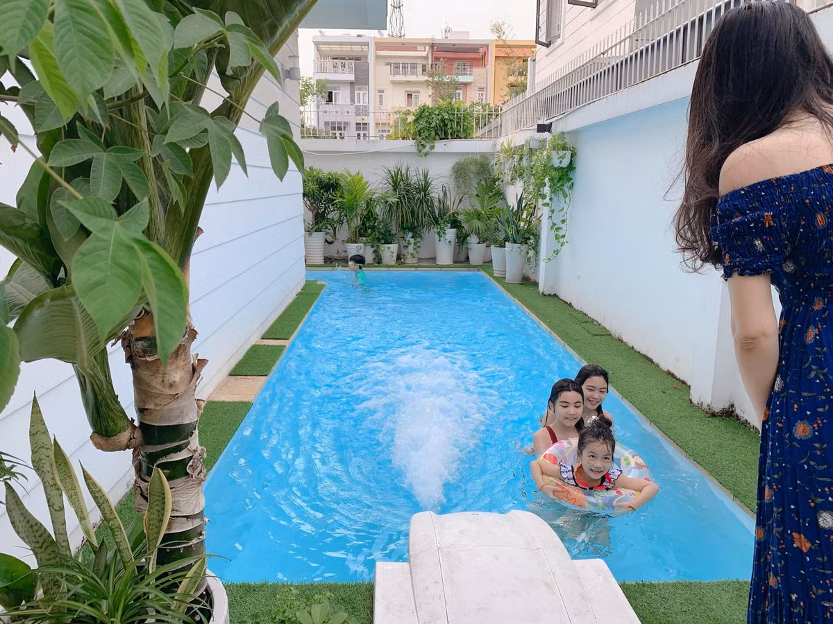 Hồ bơi riêng tại biệt thự của MC Quyền Linh. Ảnh: Dân Việt