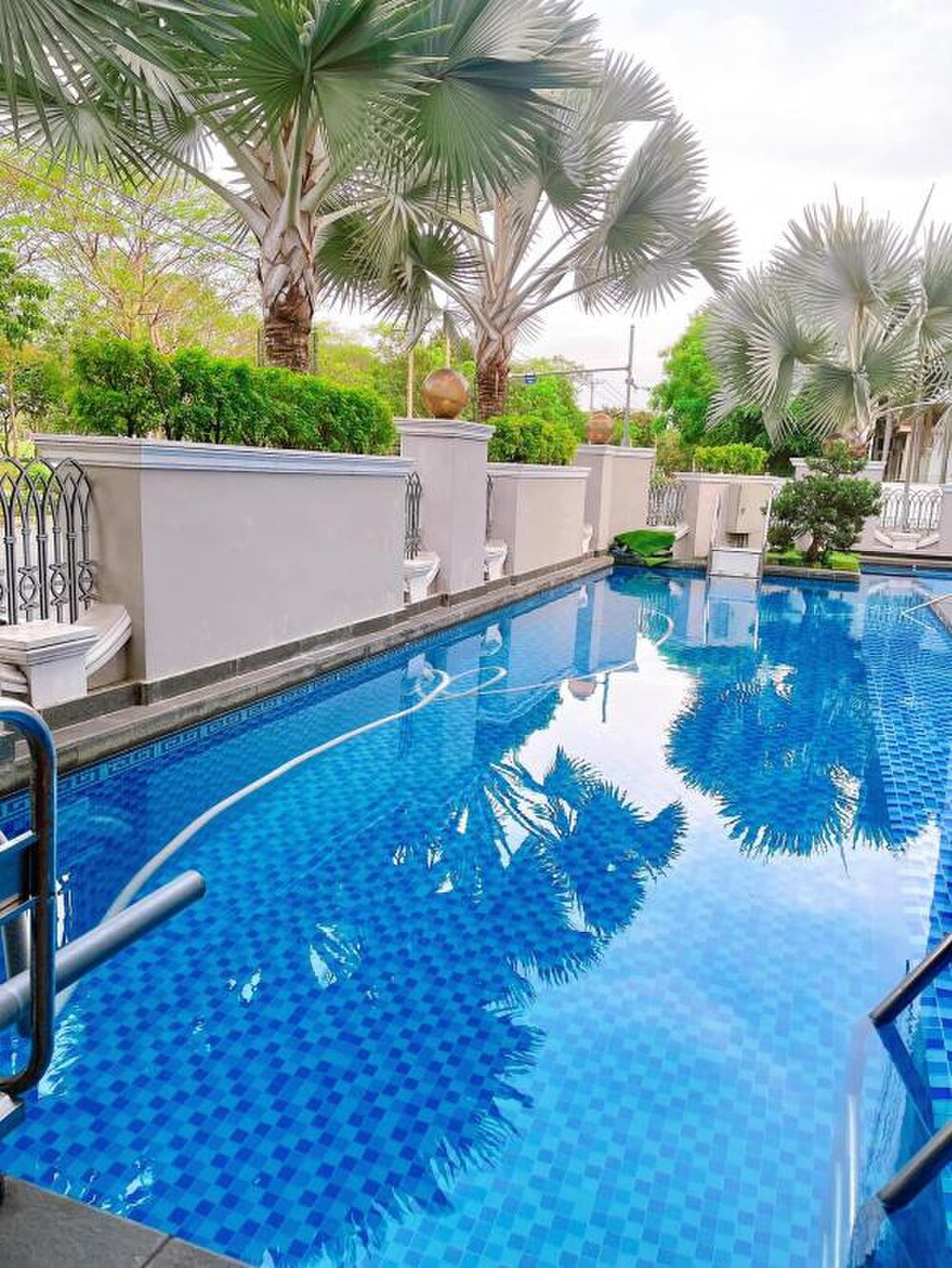 Sau khi kết hôn, Bảo Thy thường xuyên khiến nhiều người không khỏi ngưỡng mộ với cuộc sống sung sướng, hạnh phúc được chồng đối xử như 'công chúa. Mới đây, trên trang cá nhân, Bảo Thy khoe được ông xã đại gia cưng chiều, tạo hồ bơi nước biển trong nhà vì biết vợ sợ mùi clo. Ảnh: FBNV.