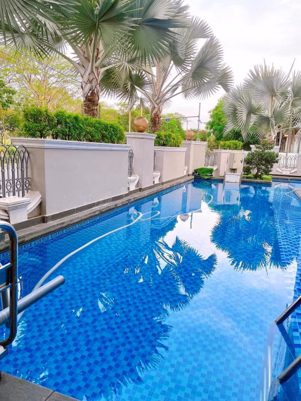 Sau khi kết hôn, Bảo Thy thường xuyên khiến nhiều người không khỏi ngưỡng mộ với cuộc sống sung sướng, hạnh phúc được chồng đối xử như 'công chúa. Mới đây, trên trang cá nhân, Bảo Thy khoe được ông xã đại gia cưng chiều, tạo hồ bơi nước biển trong nhà vì biết vợ sợ mùi clo. Ảnh: FBNV.