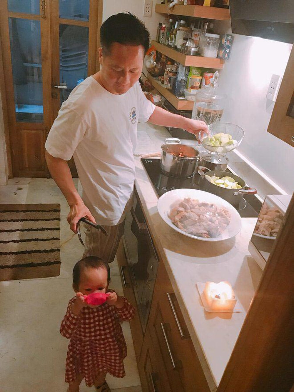 Dù bận rộn với công việc kinh doanh song đại gia Đức An vẫn dành thời gian vào bếp nấu cơm cho gia đình. Thậm chí, anh còn chiều chuộng từng sở thích nhỏ của vợ qua mỗi bữa ăn. Ảnh: FBNV.