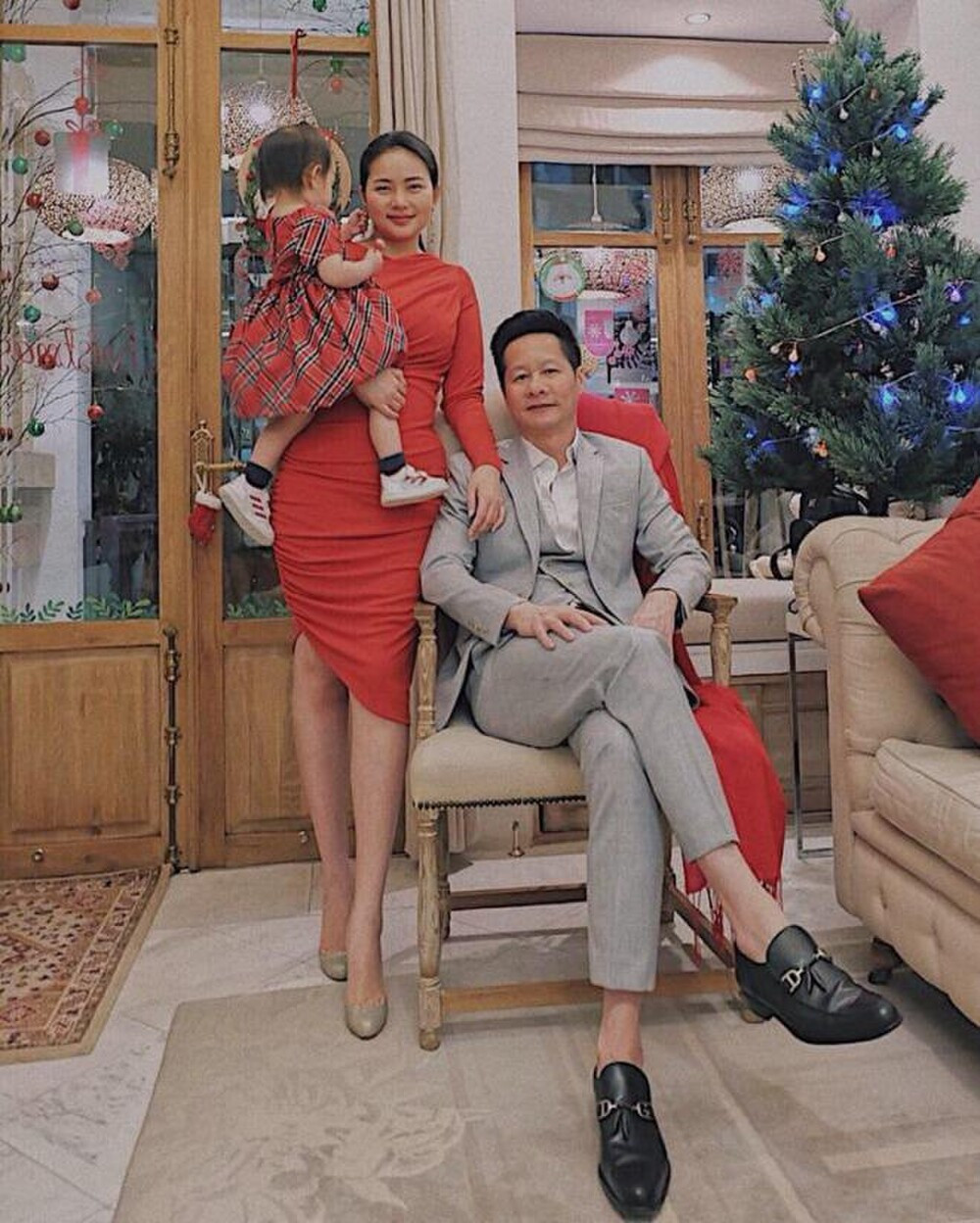 Dù rút lui khỏi showbiz nhưng Phan Như Thảo vẫn được nhiều người ngưỡng mộ bởi cuộc sống hôn nhân viên mãn bên cạnh chồng là đại gia Đức An. Ảnh: FBNV.