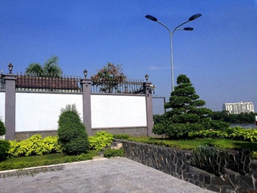 Căn biệt thự nằm cạnh dòng sông trông thơ mộng và có đến 3 mặt tiền. Ảnh: Người đưa tin.