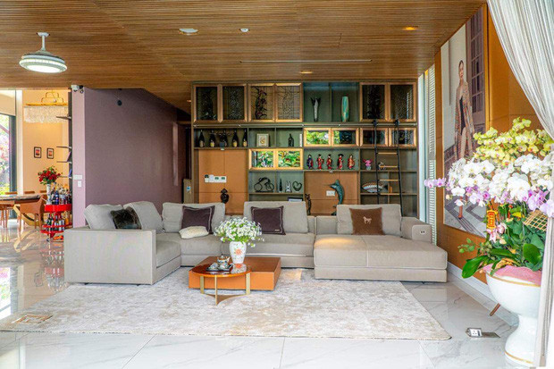 Nội thất biệt thự rất tinh tế và sang trọng với tone màu nhã nhặn. Ảnh: TTT