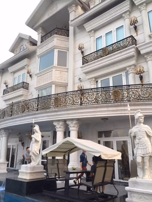 Trong khuôn viên biệt thự có khu vui chơi, bể bơi, sân tennis...Ảnh: KBS.