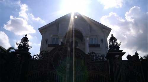 Nhìn từ bên ngoài, biệt thự của gia đình Hà Tăng trông to lớn, nguy nga và nổi bật so với các biệt thự xung quanh đó. Ảnh: Người đưa tin.