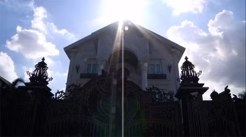 Nhìn từ bên ngoài, biệt thự của gia đình Hà Tăng trông to lớn, nguy nga và nổi bật so với các biệt thự xung quanh đó. Ảnh: Người đưa tin.