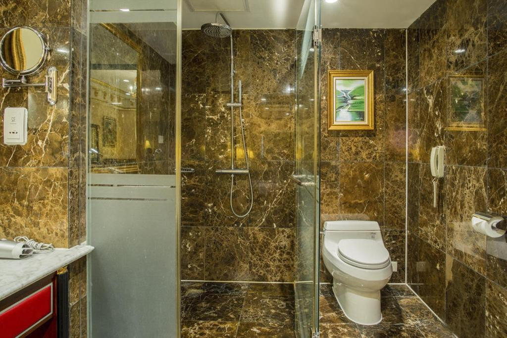 Phòng tắm vách kính đi kèm máy sấy tóc, bồn tắm, vòi sen hiện đại. Ảnh: Booking