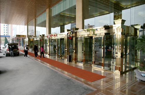 Khách sạn Grand Plaza Hà Nội là khách sạn 5 sao, nằm trong tổ hợp Trung tâm thương mại – Khách sạn cao cấp Grand Plaza. Khách sạn gồm 2 tòa tháp 28 tầng và 2 tầng hầm, 607 phòng, có tổng diện tích khoảng 168.000m2. Ảnh: Vnexpress