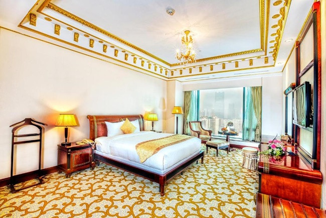 Khách sạn Grand Plaza có các hạng phòng là Deluxe, Palour Suite, Executive Suite, Plaza Suite, Chamvit Suite, Presidental Suite và phòng cao cấp nhất là Royal Suite diện tích lên đến 410m2. Ảnh: Booking