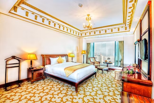 Khách sạn Grand Plaza có các hạng phòng là Deluxe, Palour Suite, Executive Suite, Plaza Suite, Chamvit Suite, Presidental Suite và phòng cao cấp nhất là Royal Suite diện tích lên đến 410m2. Ảnh: Booking