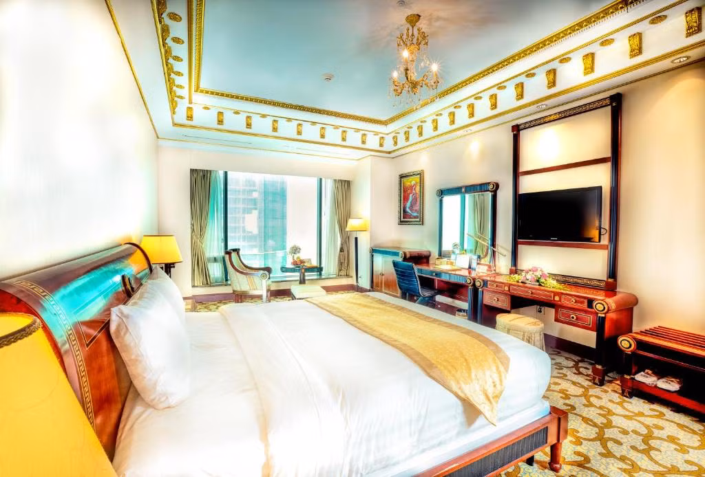 Tất cả phòng rộng rãi đều được trang bị sàn trải thảm, cửa sổ lớn và khu vực ghế ngồi. Ảnh: Booking