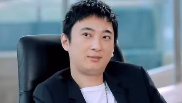 Cuối năm 2019, Vương Tư Thông bị nợ đọng, phải đóng băng tài sản, bị cấm sử dụng các dịch vụ cao cấp.