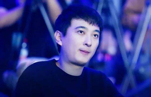 Thế nhưng, chỉ một thời gian sau, Tư Thông lại xuất hiện với hình ảnh của một thiếu gia ăn chơi và sát gái.