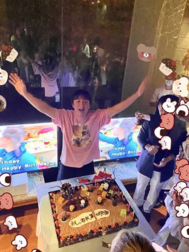 Tháng 1 năm nay, Vương Tư Thông thuê một chiếc du thuyền ở Hải Nam để đón sinh nhật cùng hàng trăm thiếu nữ xinh đẹp.