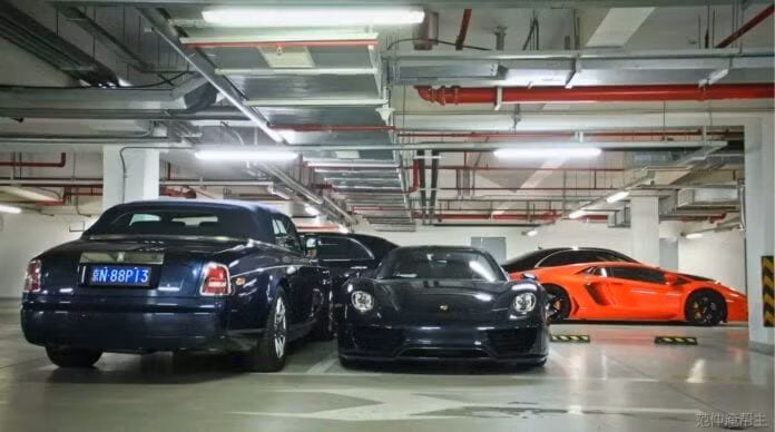 Thiếu gia Trung Quốc cũng sở hữu hàng loạt siêu xe đắt đỏ đến từ các thương hiệu nổi tiếng như Bentley, Rolls Royce, Ferrari...