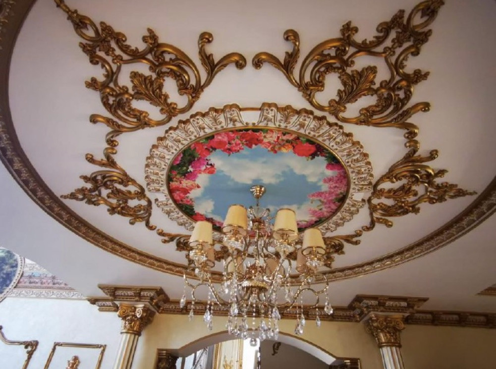 Trần nhà được trang trí xa hoa bằng kim loại quý. Ảnh: Telegram