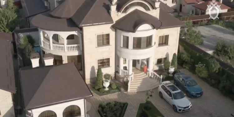 Còn đây là dinh thự xa hoa của một viên cảnh sát giao thông Nga từng bị bắt với cáo buộc lạm quyền và nhận hối lộ. Ảnh: Reuters