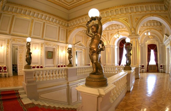 Toàn bộ nội thất trong dinh thự đều được mạ vàng và kim cương. Ảnh: Getty