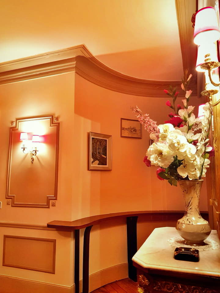 Tất cả căn hộ đều có ban công, tầm nhìn chính diện hướng về phía Toà thị chính - biểu tượng của Paris, phố Rivoli, sông Seine và Nhà thờ Đức Bà.