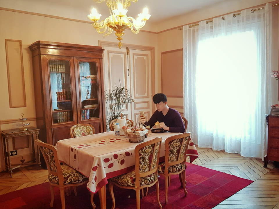 Khách sạn của Nathana Lee nằm tại vị trí đắc địa, ngay quảng trường Hotel De Ville, cách Nhà thờ Đức Bà Paris khoảng 200 m.