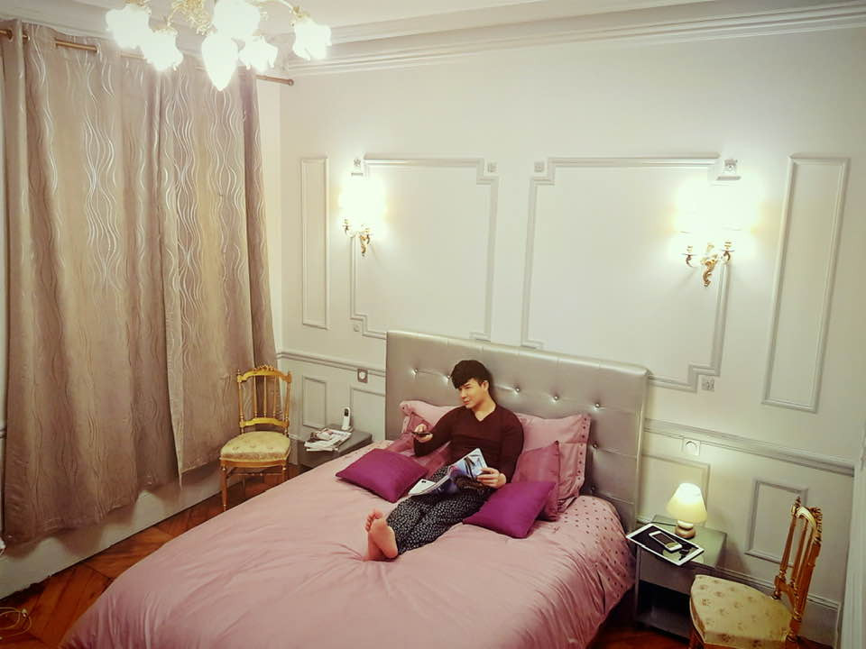 Khách sạn có 3 mặt tiền, cao 7 tầng, gồm 14 căn hộ.