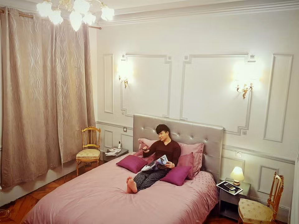 Khách sạn có 3 mặt tiền, cao 7 tầng, gồm 14 căn hộ.