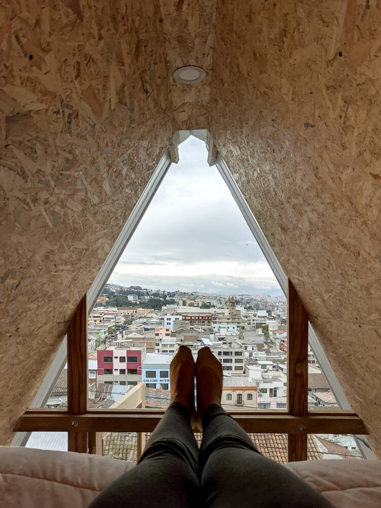 Từ đây, gia chủ có thể nghỉ ngơi, thư giãn, và ngắm cảnh thành phố. Nguồn ảnh: Archdaily.