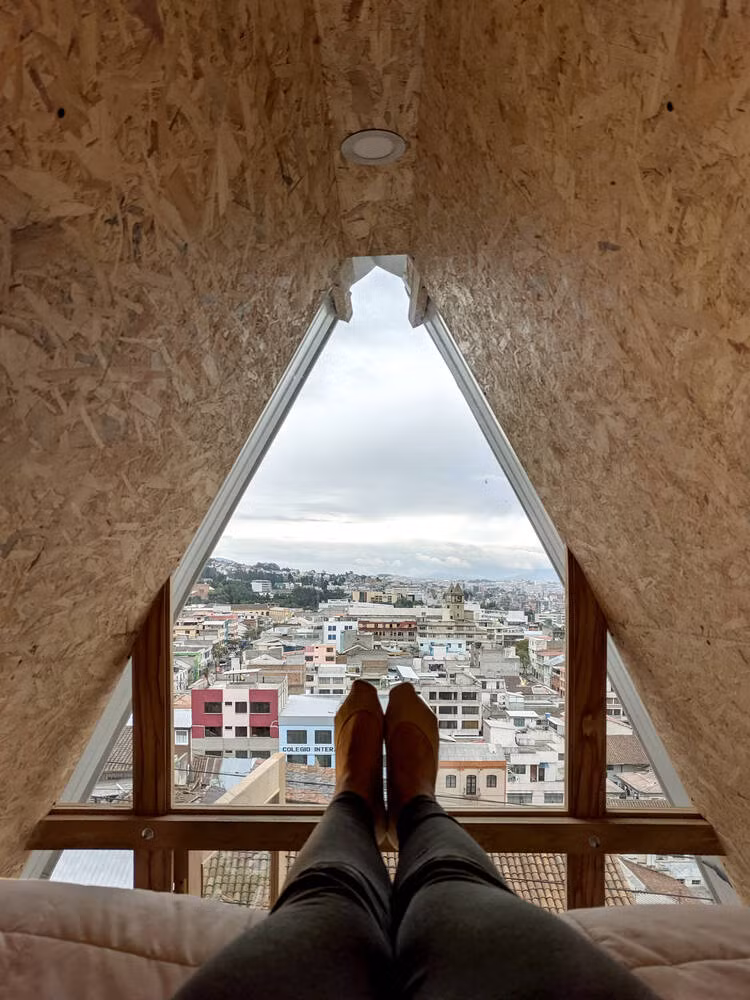 Từ đây, gia chủ có thể nghỉ ngơi, thư giãn, và ngắm cảnh thành phố. Nguồn ảnh: Archdaily.