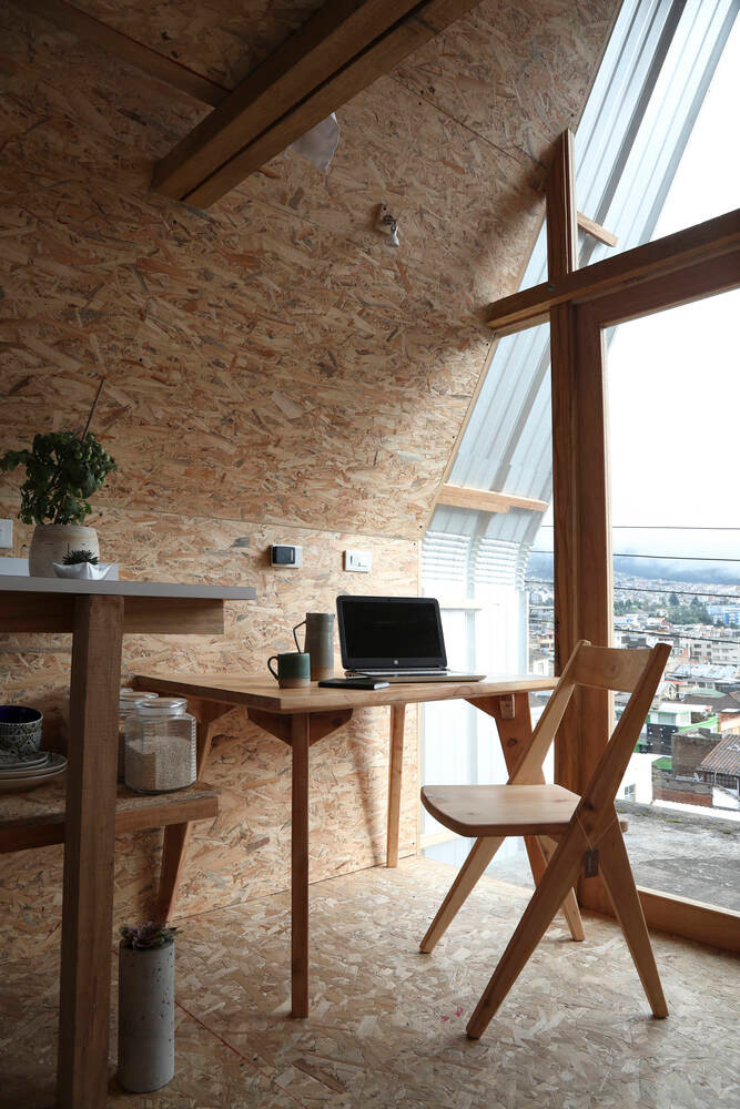 Bàn làm việc nằm sát ngay cửa chính giúp tận dụng tối đa nguồn sáng tự nhiên.