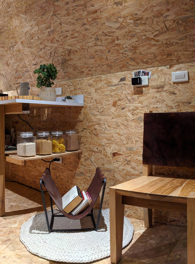 Giá để đổ gắn trực tiếp vào tường nhằm tiết kiệm tối đa diện tích cho ngôi nhà nhỏ.