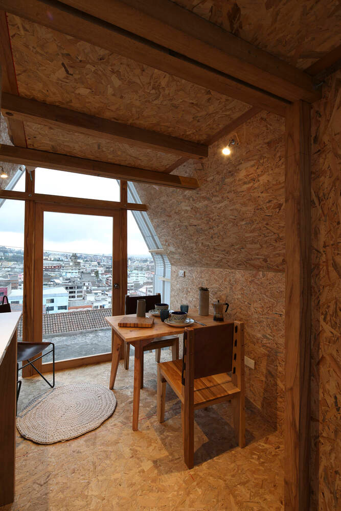 Bàn gỗ có thể sử dụng linh hoạt, khi là nơi nghỉ ngơi uống trà, khi lại là nơi dùng bữa của gia chủ.