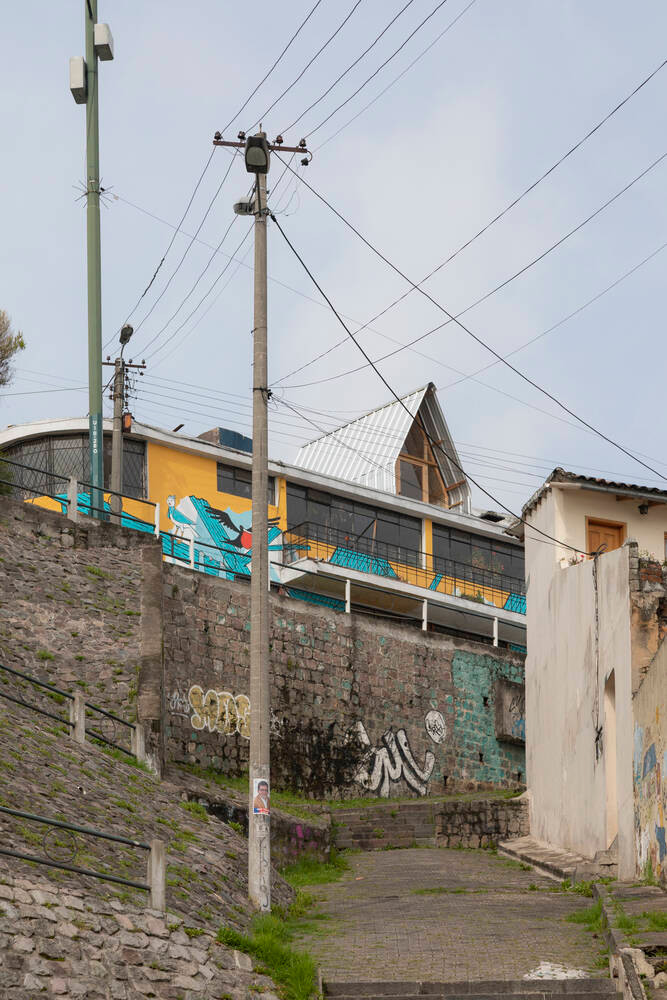 Vị trí cao giúp ngôi nhà hạn chế đáng kể những ảnh hưởng tiêu cực của khói bụi và tiếng ồn do các phương tiện di chuyển trên đường mang lại.