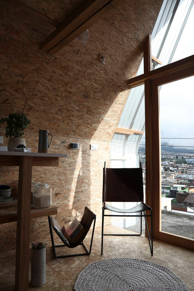 Để tạo thêm không gian và điều kiện ngắm nhìn khung cảnh thành phố từ trên cao, hai mặt trước sau của ngôi nhà được lắp kính trong suốt, thay thế cho những bức tường kín truyền thống.