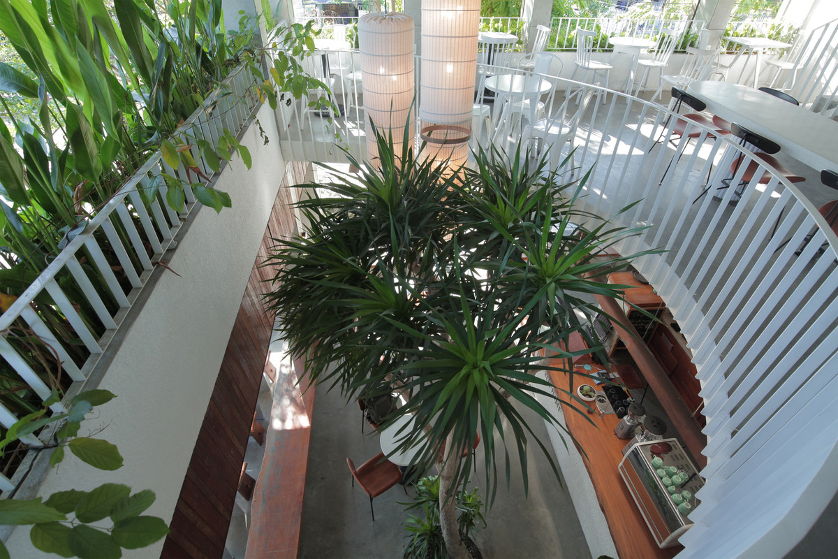 Một khoảng trống nối liền từ tầng một lên tầng hai giúp cho việc tương tác giữa các tầng trở nên dễ dàng hơn.