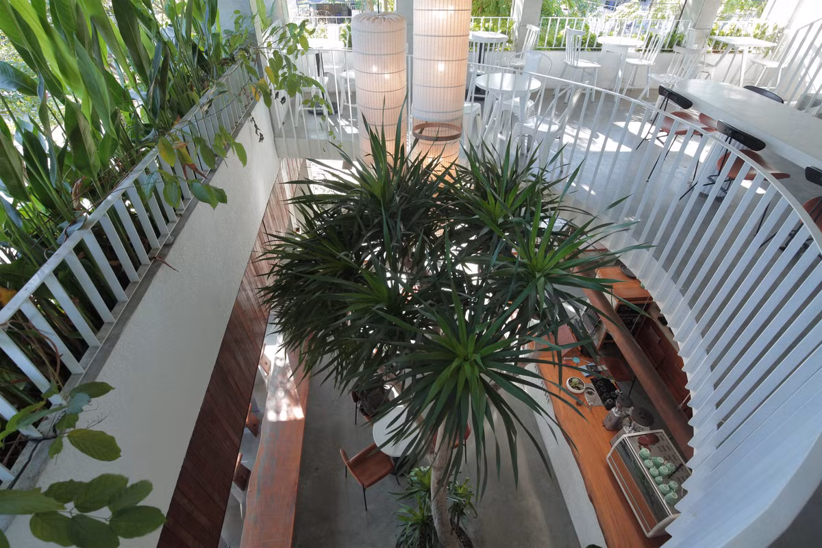 Một khoảng trống nối liền từ tầng một lên tầng hai giúp cho việc tương tác giữa các tầng trở nên dễ dàng hơn.